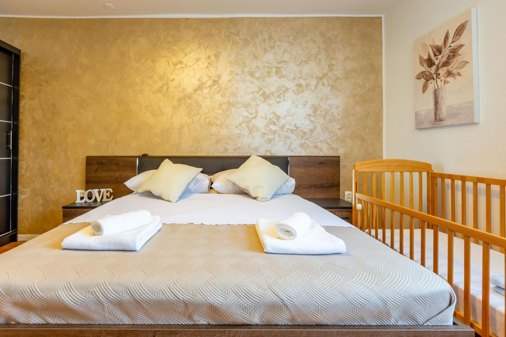 Apolon 2Bdr Apartment With Balcony ซาดาร์ ภายนอก รูปภาพ