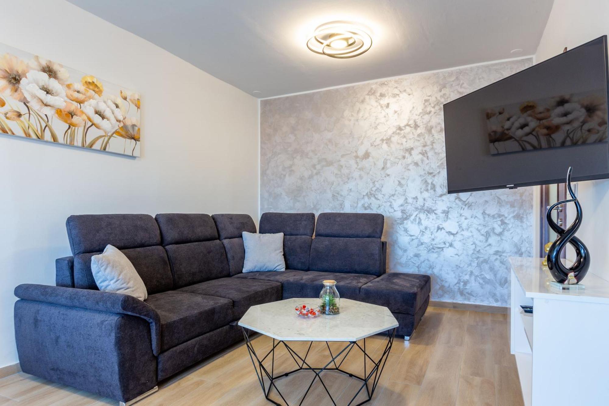 Apolon 2Bdr Apartment With Balcony ซาดาร์ ภายนอก รูปภาพ