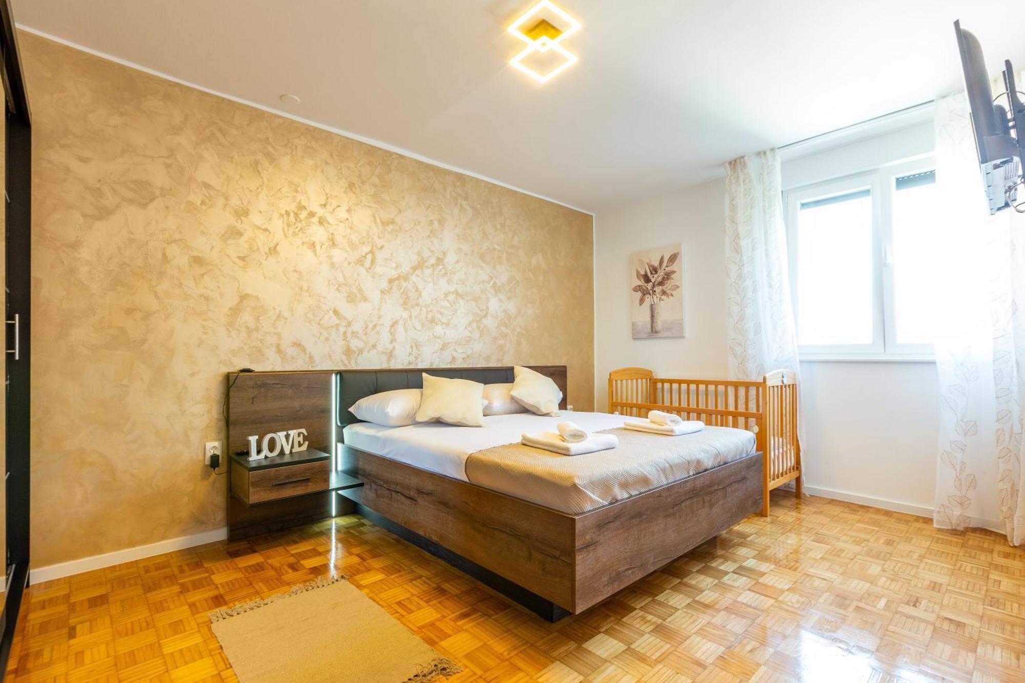 Apolon 2Bdr Apartment With Balcony ซาดาร์ ภายนอก รูปภาพ